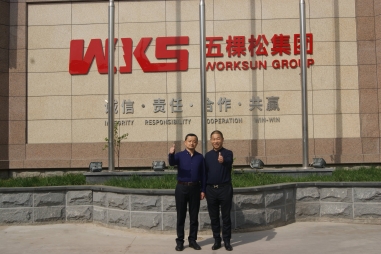 熱烈歡迎五棵松蘭州金牌代理商馬建軍先生蒞臨五棵松木業探討交流建筑模板發展的未來之路!