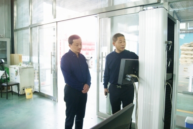 熱烈歡迎五棵松蘭州金牌代理商馬建軍先生蒞臨五棵松木業探討交流建筑模板發展的未來之路!