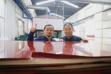 熱烈歡迎五棵松蘭州金牌代理商馬建軍先生蒞臨五棵松木業探討交流建筑模板發展的未來之路!