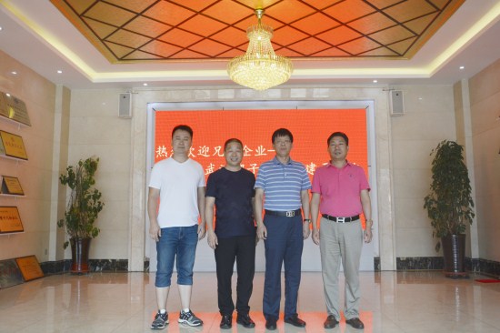 熱烈歡迎五棵松兄弟企業(yè)-----武漢傻子木業(yè)游建平到五棵松一同探討模板行業(yè)發(fā)展前景!