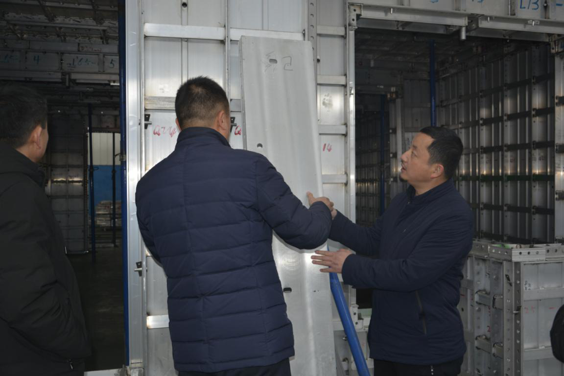 熱烈歡迎蘭州三友木業有限公司領導到五棵松木業參觀考察！