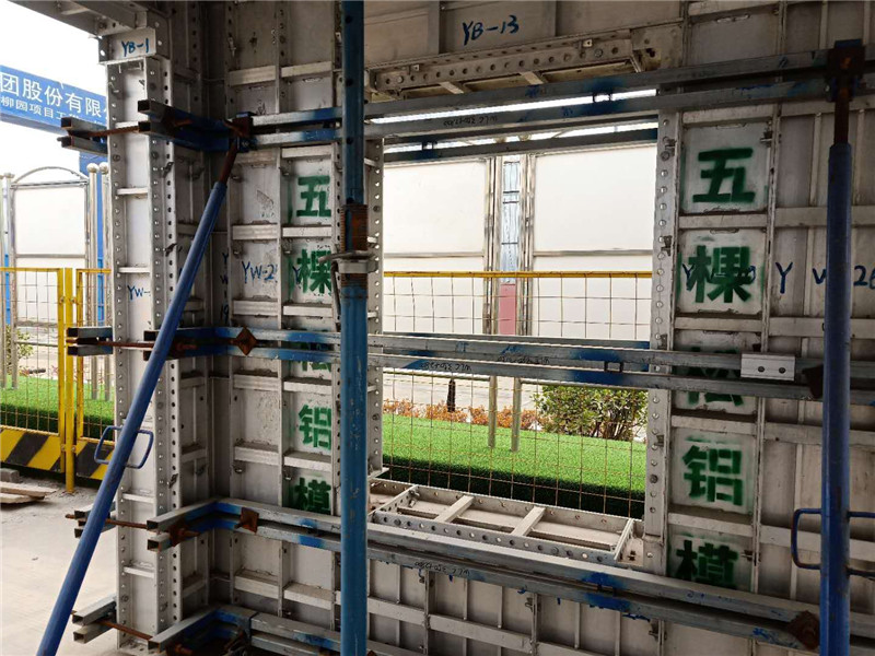 五棵松鋁模優質服務暖人心，蘇中建設致謝送錦旗